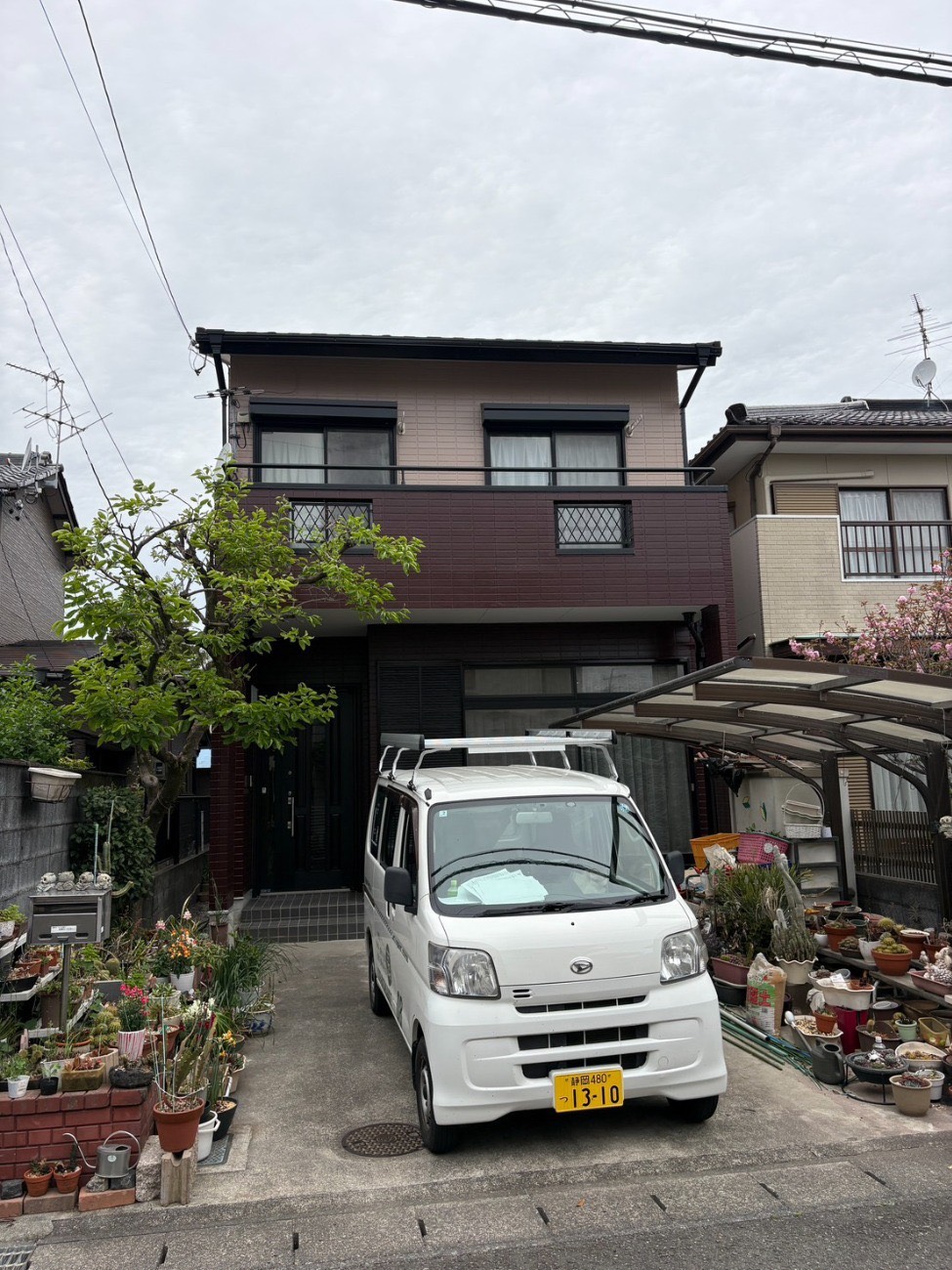 外壁塗装と屋根カバー工法完了後の住宅正面