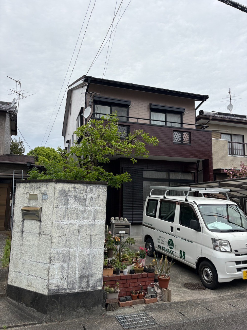 外壁塗装とセネター屋根工事が完了した住宅の外観