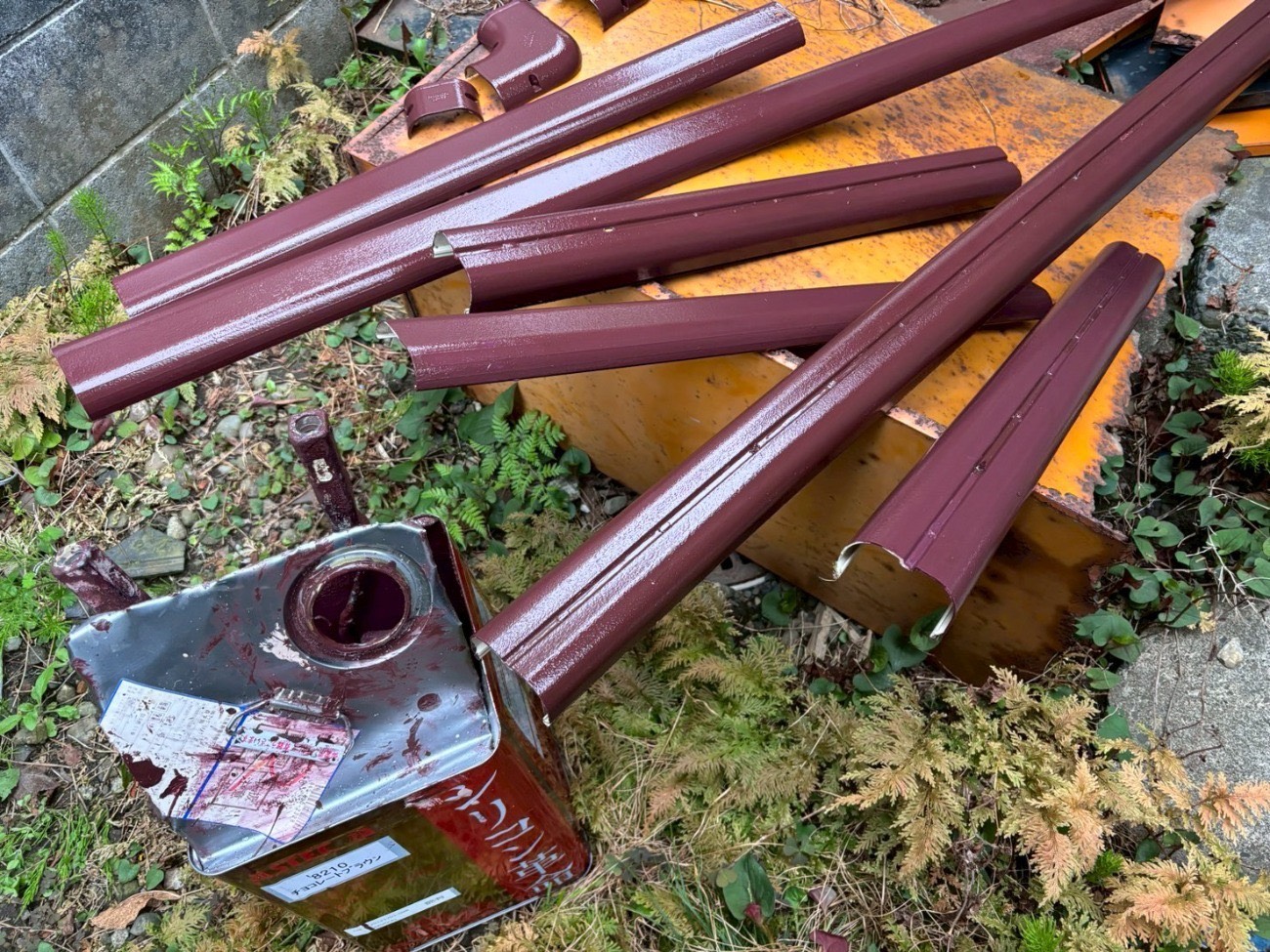 取り外して茶色に塗装した雨樋の部材