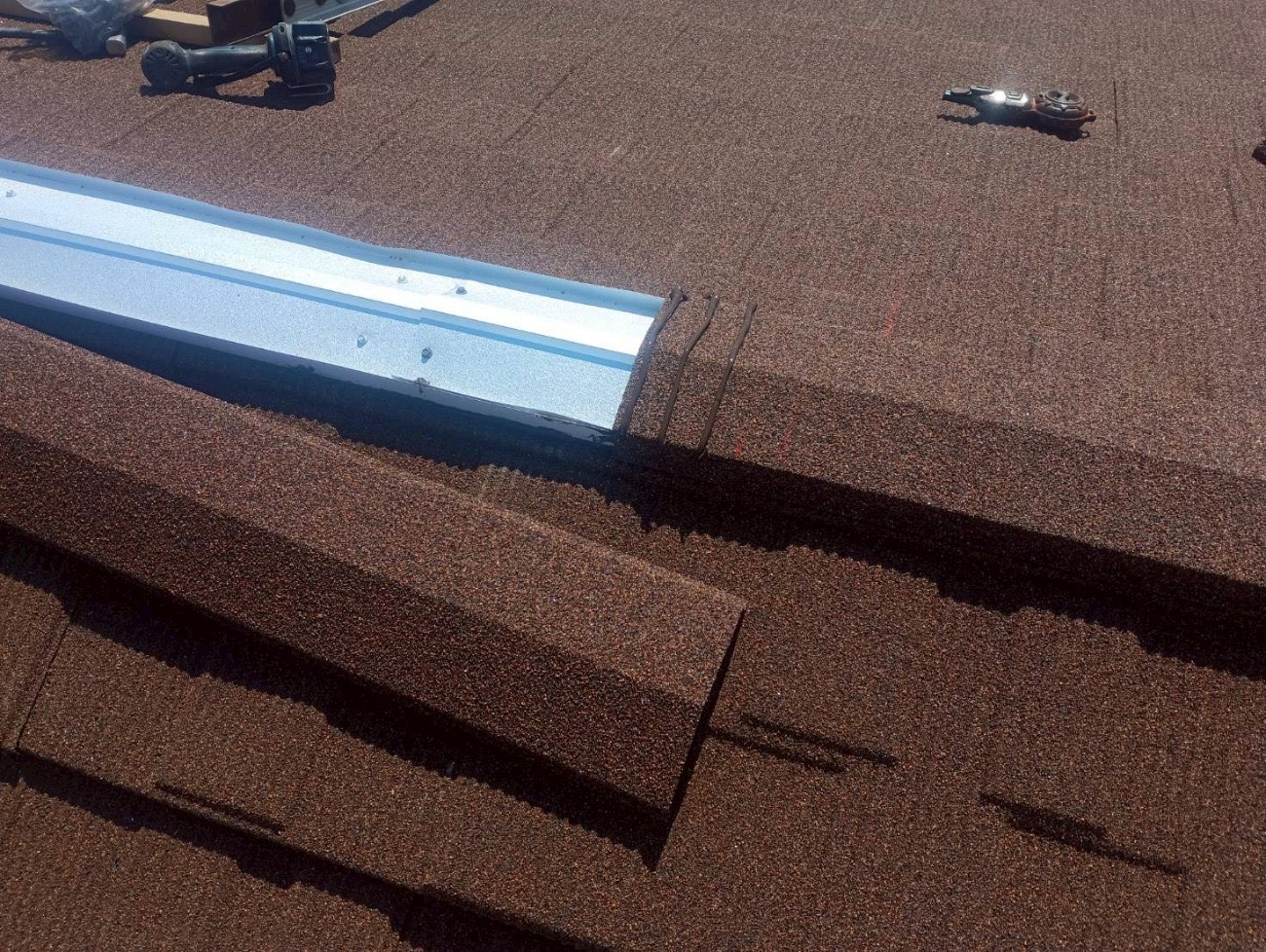 セネター屋根の棟板金まわりを仕上げている施工途中