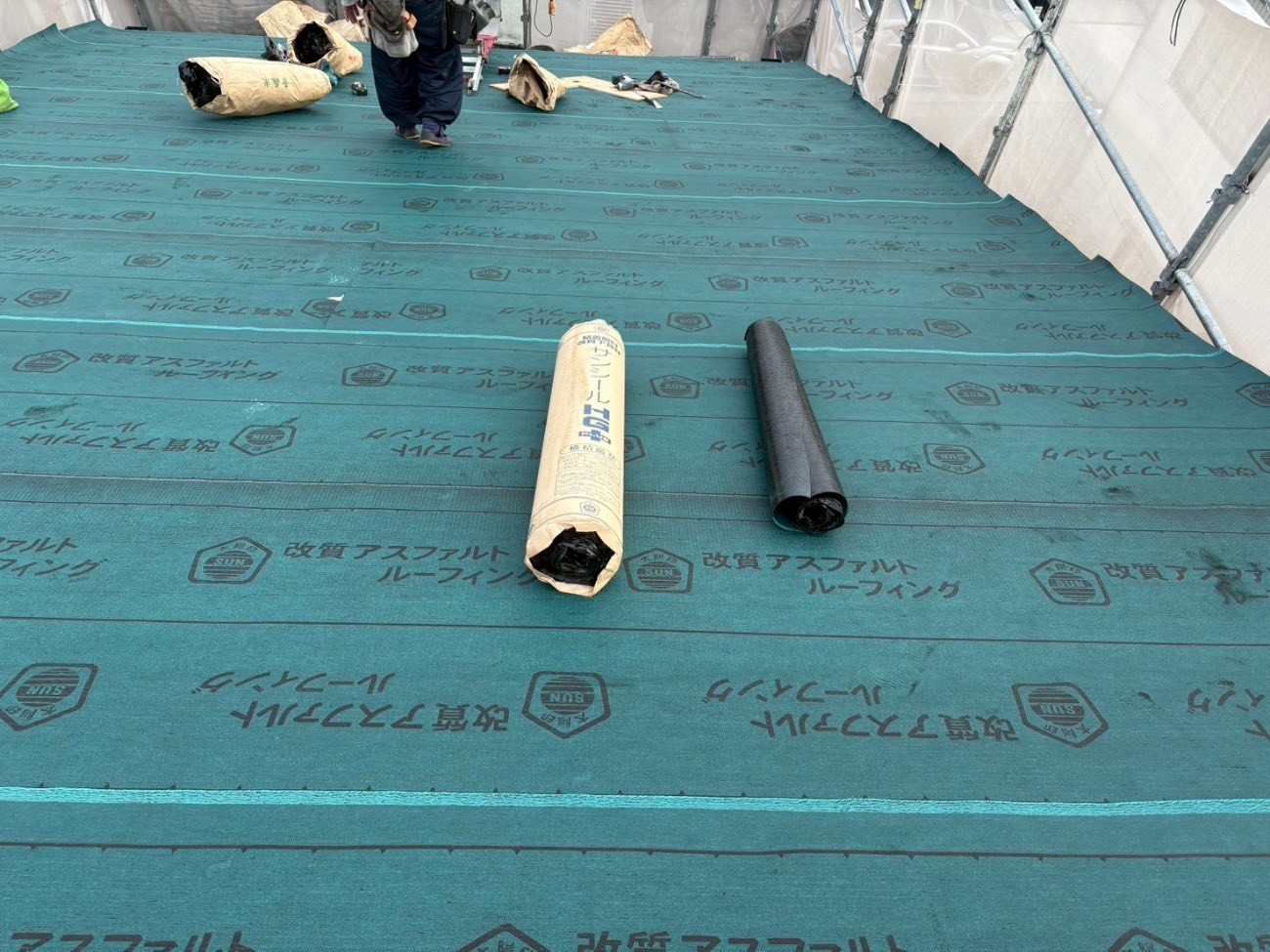 屋根カバー工法で粘着ルーフィングを施工した屋根面