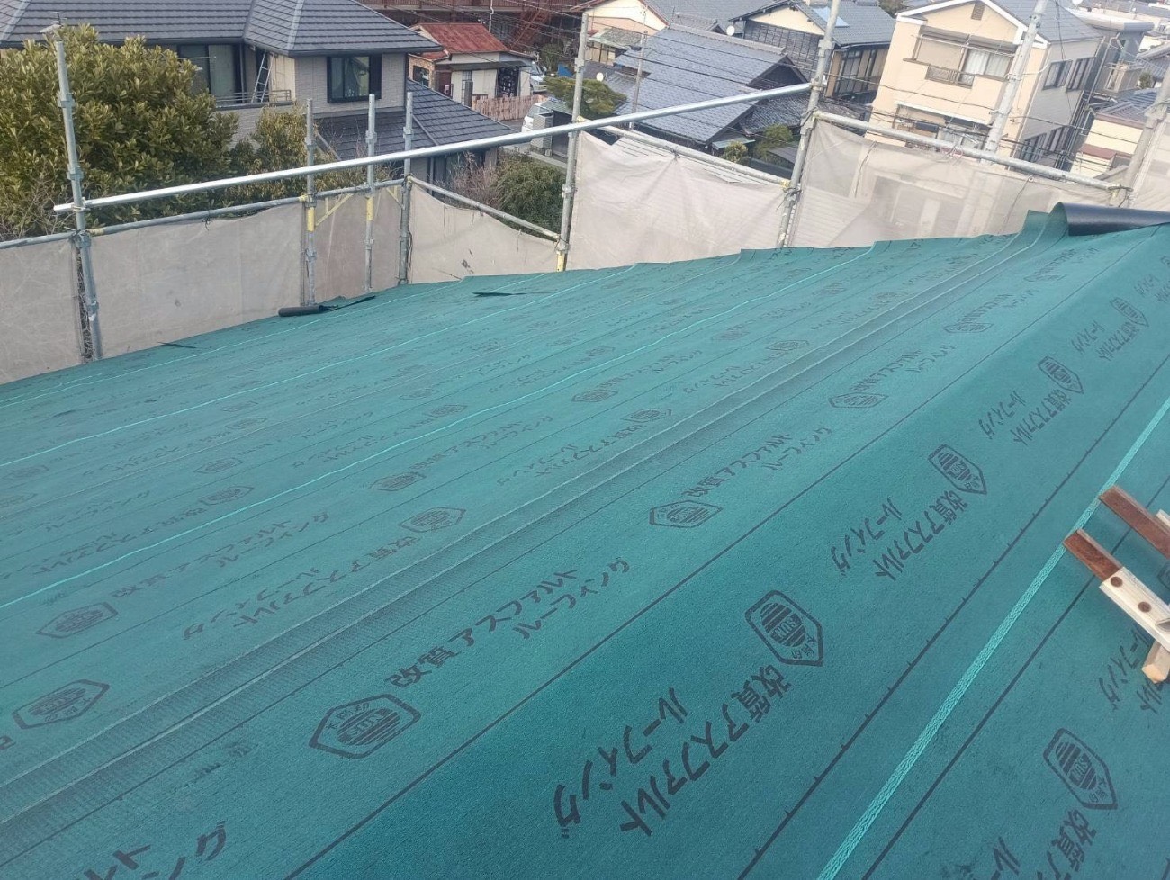 屋根カバー工法で全面に粘着ルーフィングを施工した状態
