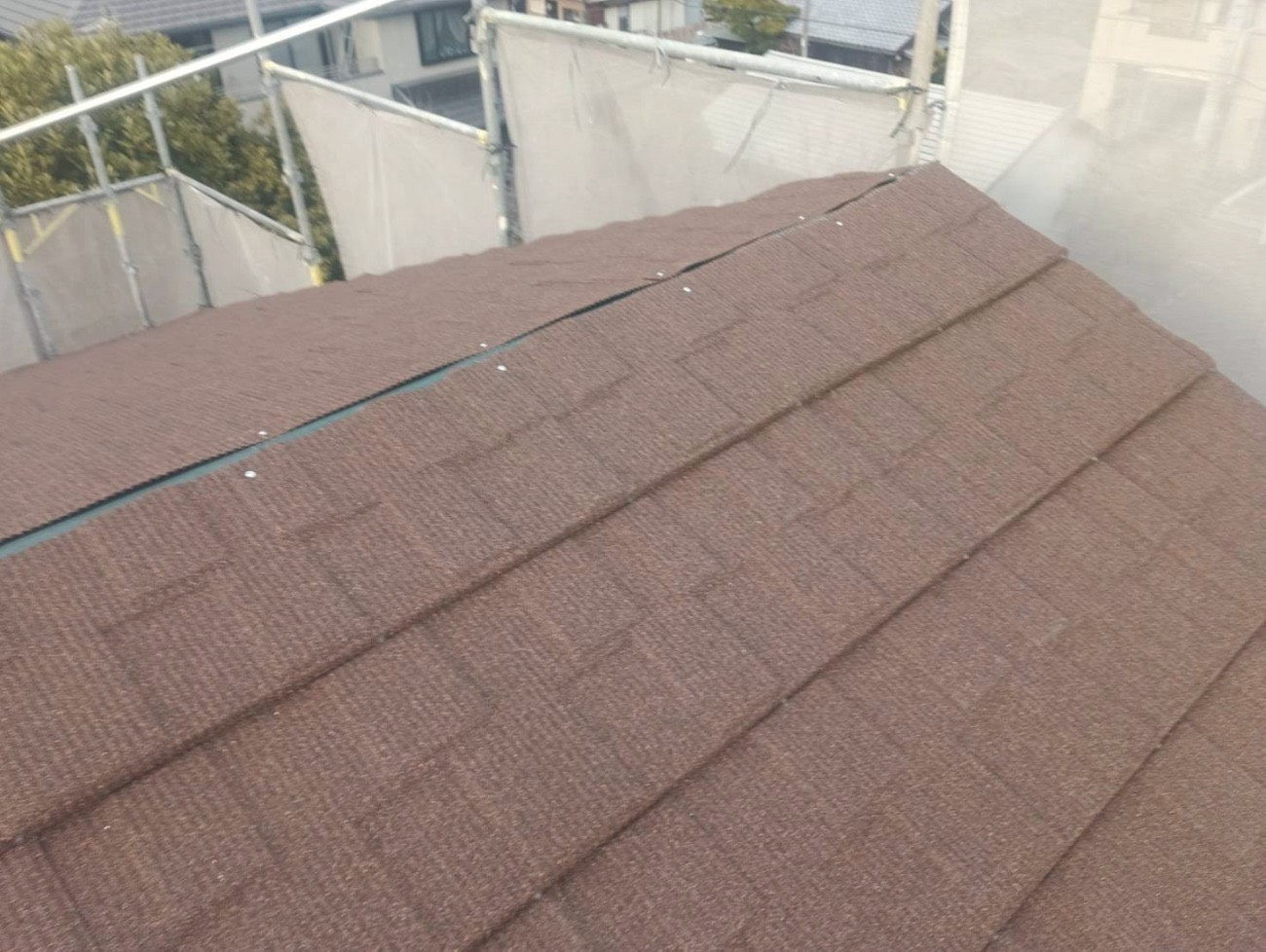 セネター屋根材を葺いている屋根カバー工法の施工途中
