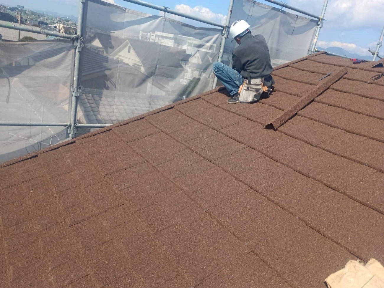 静岡市清水区でセネター屋根材を施工する職人