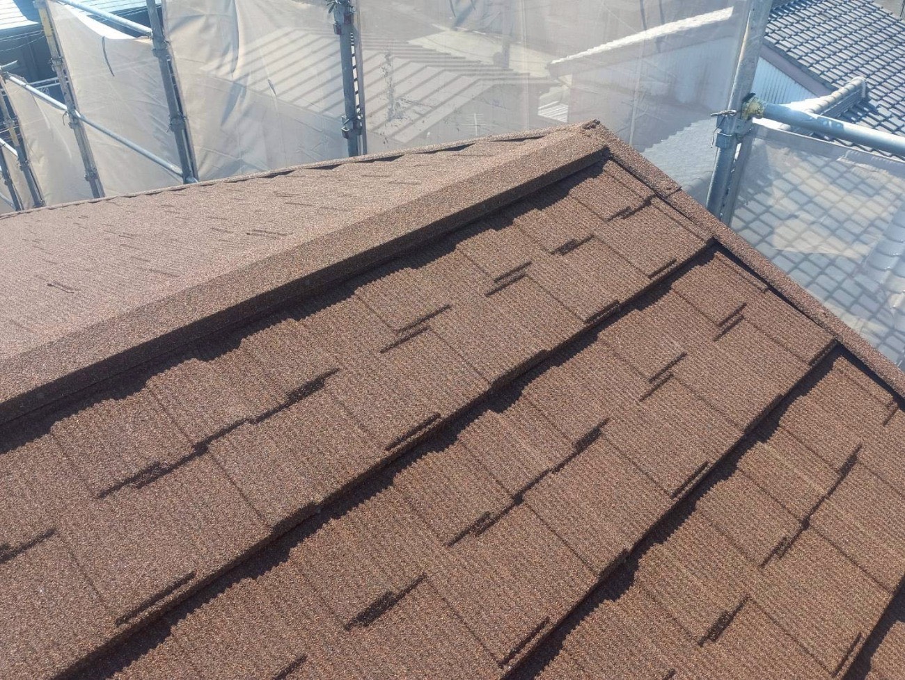 セネター施工後の棟部分と屋根面