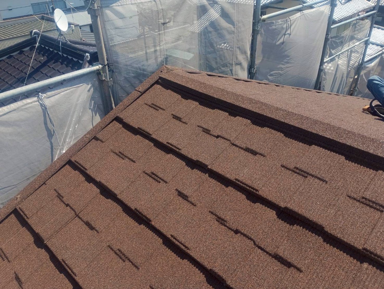 施工後の棟板金と茶色のセネター屋根材