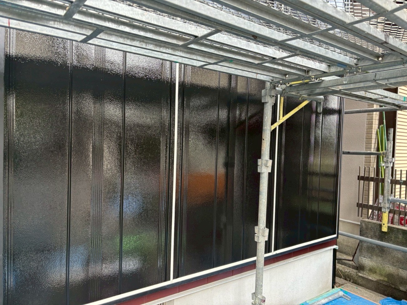 塗装工事が完了した黒色の雨戸