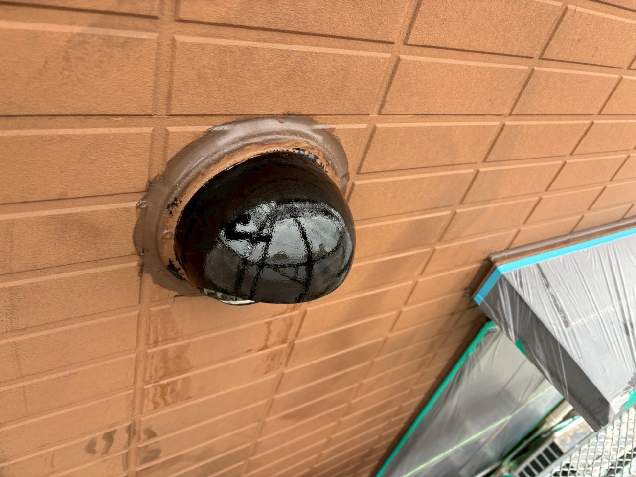 外壁の換気口まわりを塗装前に養生した状態