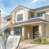 70?80坪の外壁塗装費用はいくら？大型住宅の相場と注意点を説明するAI生成イラスト