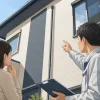 ハウスメーカーの外壁塗装費用｜専門店との違いと選び方を解説を説明するAI生成イラスト