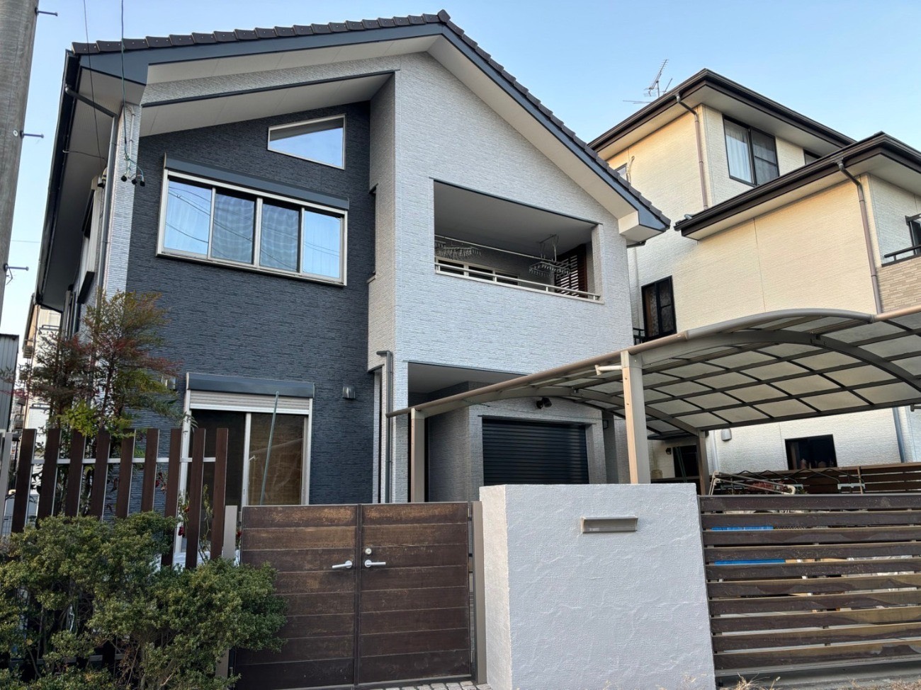 白とダークグレーのツートンカラーに外壁塗装した戸建て住宅