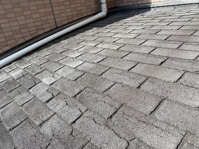 割れが見られた施工前の屋根