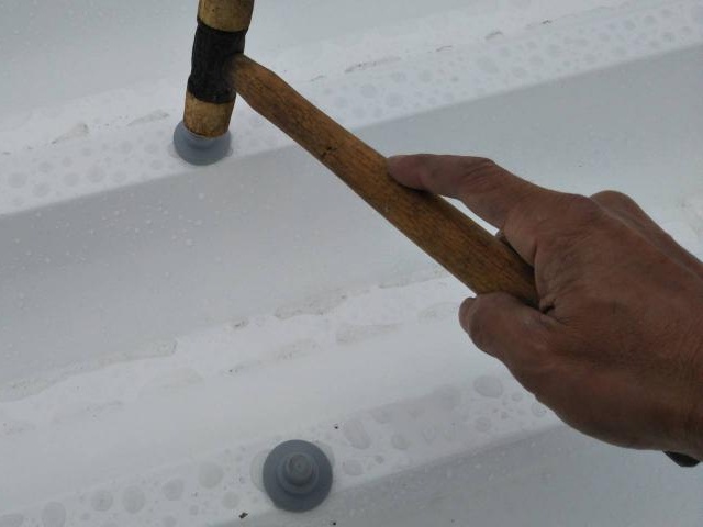 屋根へのボルトキャップ設置