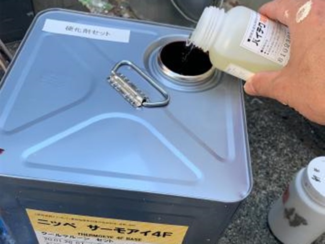 屋根の上塗り塗料への防カビ剤の添加