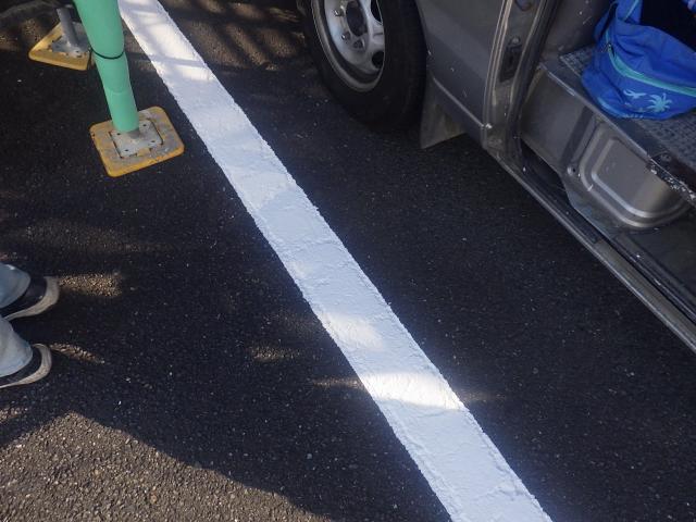駐車場ラインの2回目の上塗り