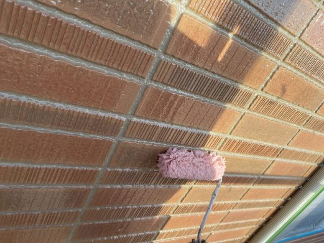 外壁の2回目のクリヤー塗装