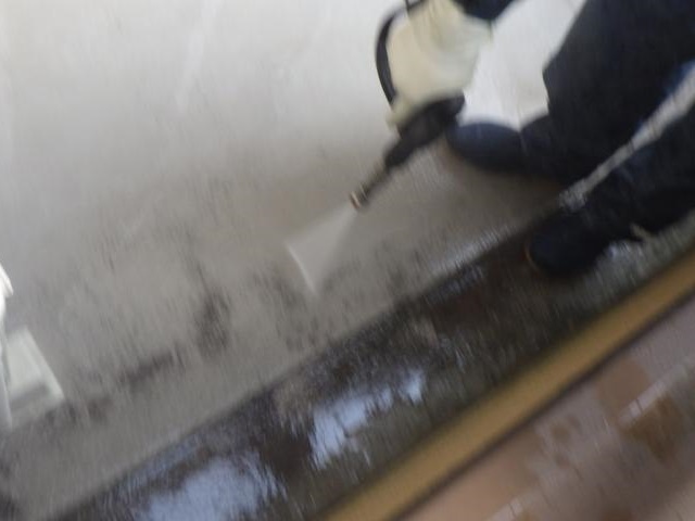 高圧洗浄の様子