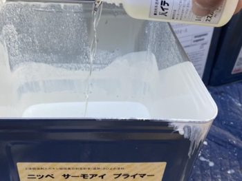 屋根の施工に使用したサーモアイのプライマー缶