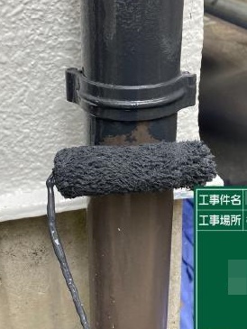 雨樋の1回目の上塗り