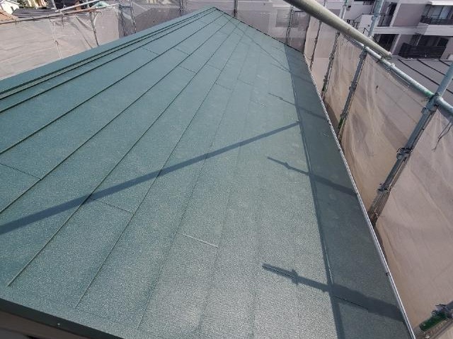 グリーンの屋根材を取り付けます