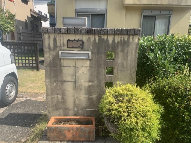黒い汚れで元の色が分かりにくくなっていた門塀