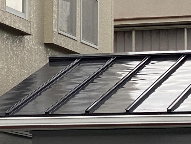 濃いグレーに仕上げた屋根
