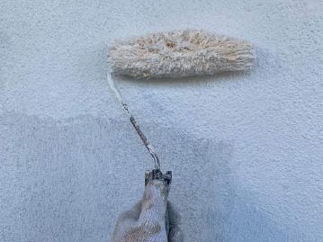 外壁の2回目の下塗り