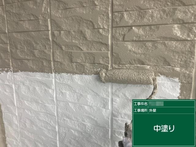 ベージュ系の色で外壁を中塗りしています