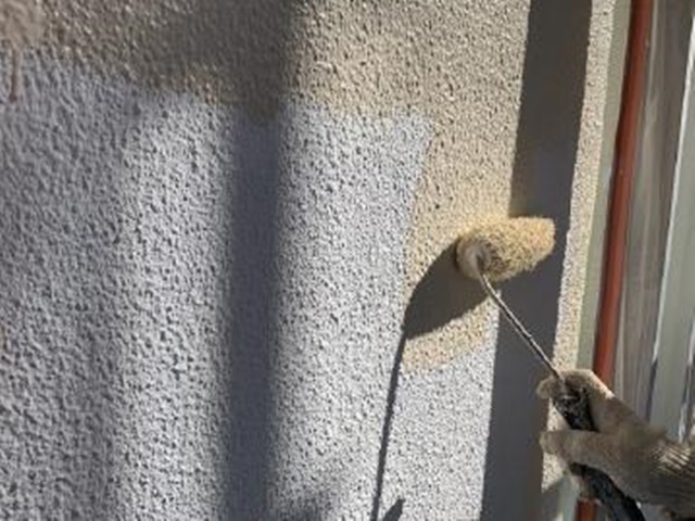 フッ素塗料による外壁の1回目の上塗り