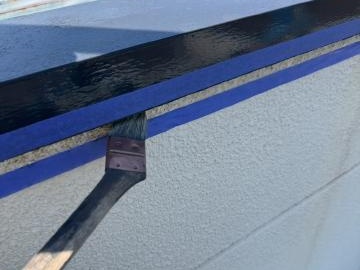 シーリング施工のためにプライマーを塗布します