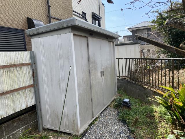 苔の汚れが見られた物置
