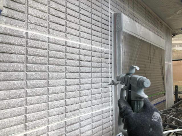 凹凸のある外壁への2回目の下塗り