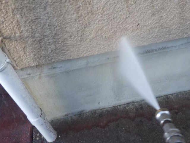 高圧洗浄で外壁の汚れを落としています