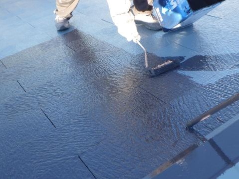 屋根の2回目の上塗り。黒に近い濃いグレー系で仕上げます