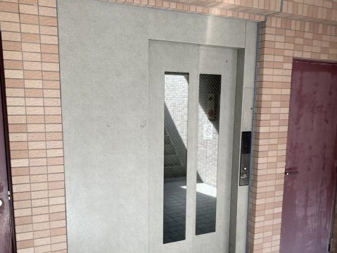 施工前のエレベーター鉄部