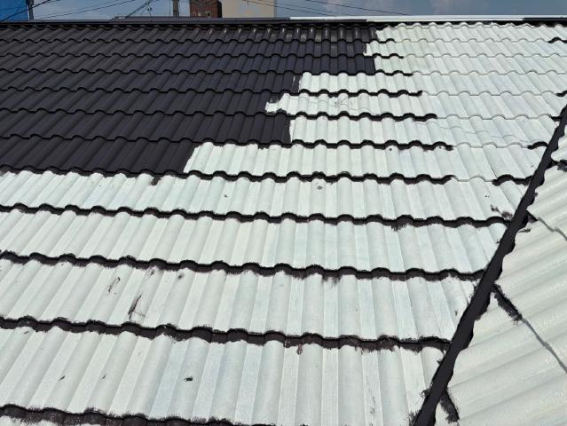 屋根の1回目の上塗り