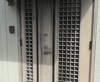 色あせが見られた玄関ドア