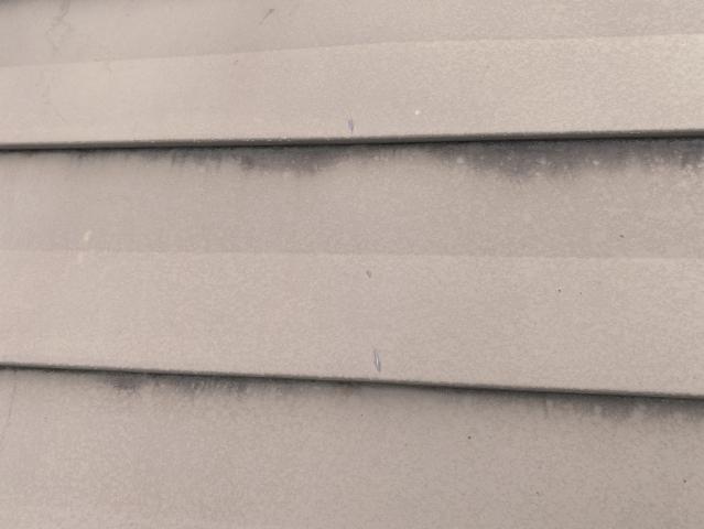 色あせと境目の汚れが見られた施工前の屋根