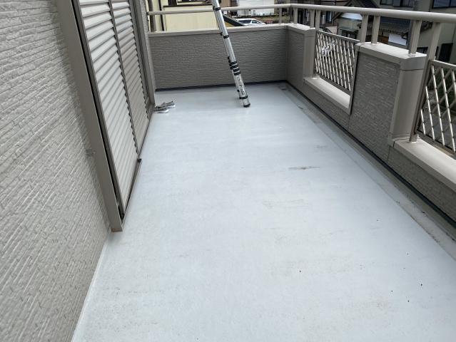 色あせと汚れが見られたベランダ