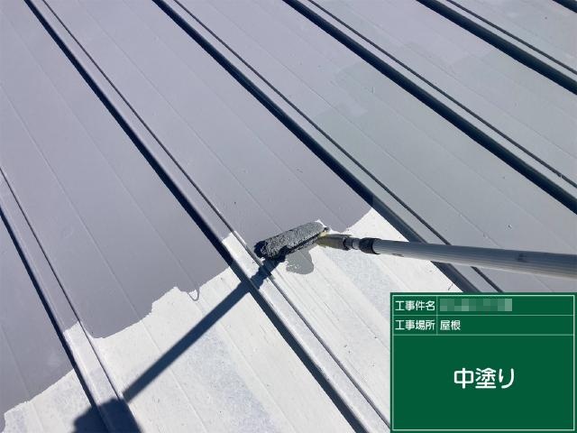 屋根を赤茶色からグレーに塗り替えています