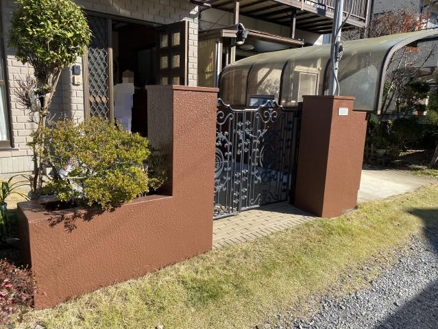 白から茶色に塗り替えた塀