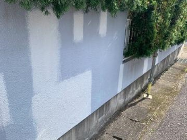 下地を整えた門塀の塗装