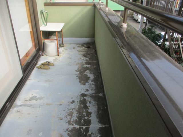 外側に黒い汚れがたまっていた施工前のベランダ