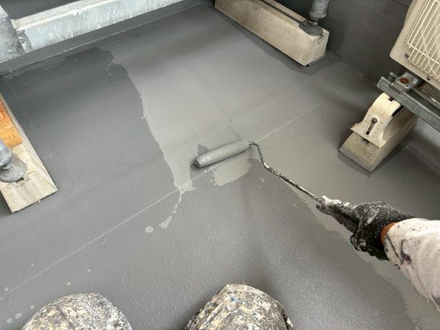 ベランダの1回目の上塗り