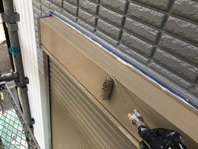 シャッターボックスの2回目の上塗り