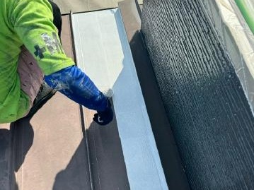 金属屋根への専用錆止めの塗布