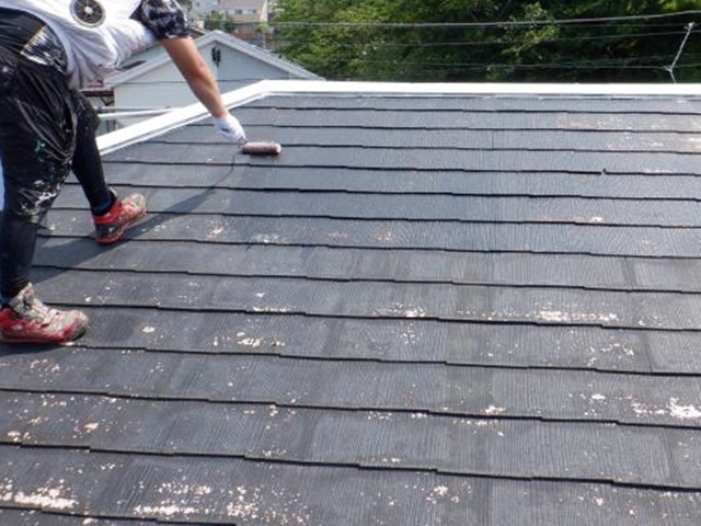 屋根への1回目のシーラー塗布