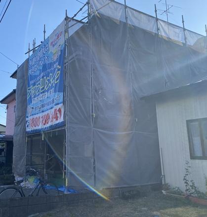 足場と周囲への養生
