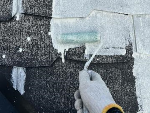 屋根の1回目の下塗り