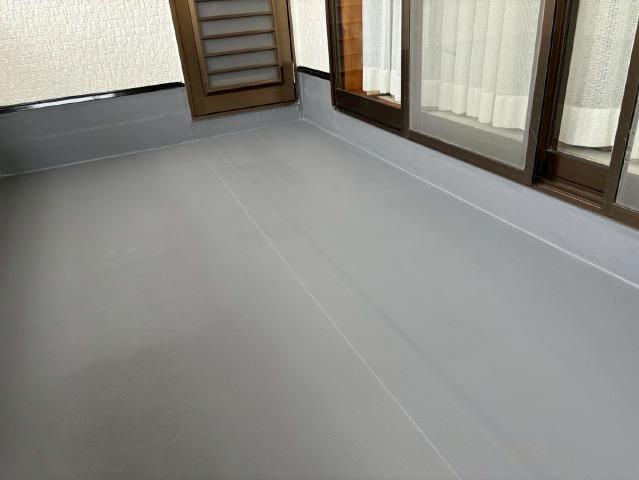 ベランダの2回目の上塗り